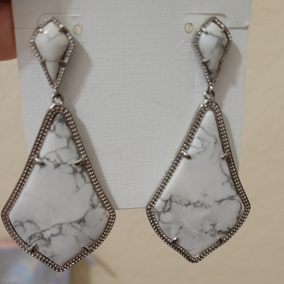 Kendra Scott Howlite Marble Alexis Earrings Silver - Picture 4 of 8